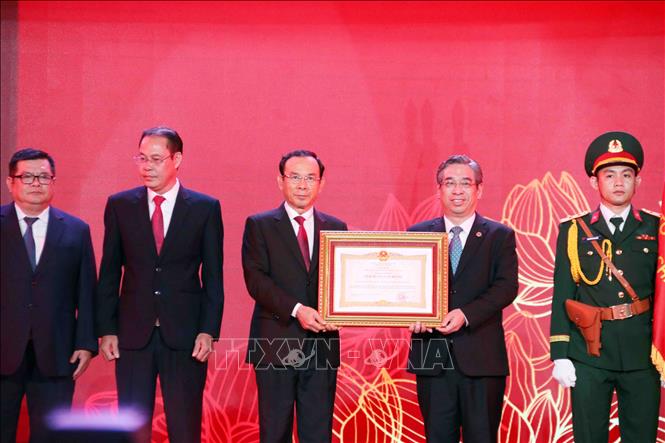 Bí thư Thành ủy Thành phố Hồ Chí Minh Nguyễn Văn Nên trao tặng danh hiệu Anh hùng Lao động cho Ủy ban MTTQ Việt Nam Thành phố Hồ Chí Minh. Ảnh: Xuân Khu-TTXVN