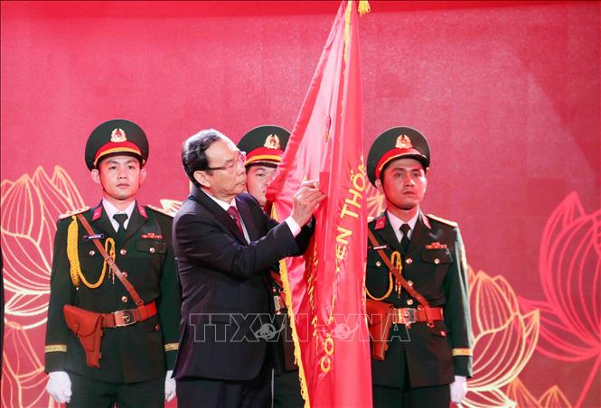 Bí thư Thành ủy Thành phố Hồ Chí Minh Nguyễn Văn Nên gắn danh hiệu Anh hùng Lao động lên cờ truyền thống của Ủy ban MTTQ Việt Nam Thành phố Hồ Chí Minh. Ảnh: Xuân Khu-TTXVN