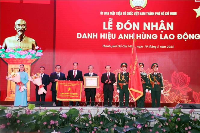 Bí thư Thành ủy Thành phố Hồ Chí Minh Nguyễn Văn Nên trao tặng danh hiệu Anh hùng Lao động cho Ủy ban MTTQ Việt Nam Thành phố Hồ Chí Minh. Ảnh: Xuân Khu-TTXVN