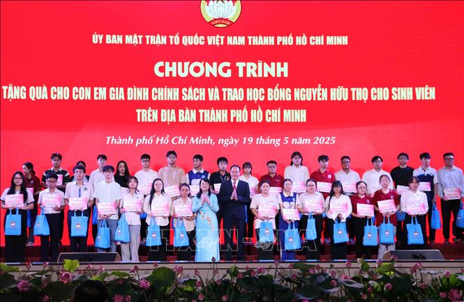 Trao tặng 33 suất học bổng Nguyễn Thái Bình cho sinh viên có hoàn cảnh khó khăn được Ủy ban MTTQ Việt Nam Thành phố Hồ Chí Minh đỡ đầu. Ảnh: Xuân Khu-TTXVN