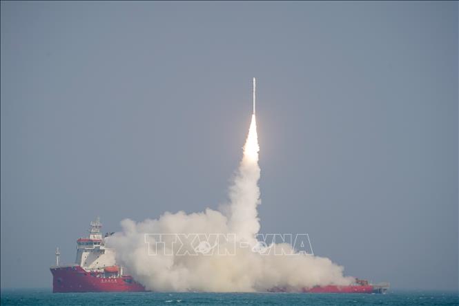 Tên lửa đẩy CERES-1 mang theo 4 vệ tinh được phóng lên từ vùng biển gần tỉnh Sơn Đông, Trung Quốc ngày 19/5/2025. Ảnh: THX/TTXVN