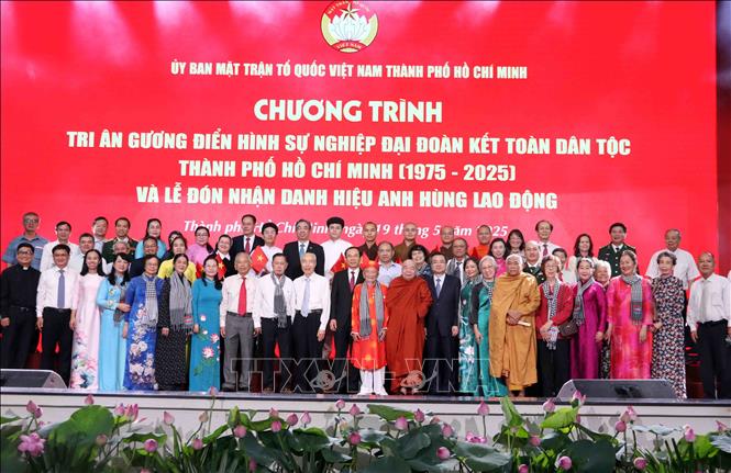 Bí thư Thành ủy Thành phố Hồ Chí Minh Nguyễn Văn Nên cùng các đại biểu và điển hình trong sự nghiệp đại đoàn kết toàn dân tộc Thành phố Hồ Chí Minh giai đoạn 1975-2025. Ảnh: Xuân Khu-TTXVN