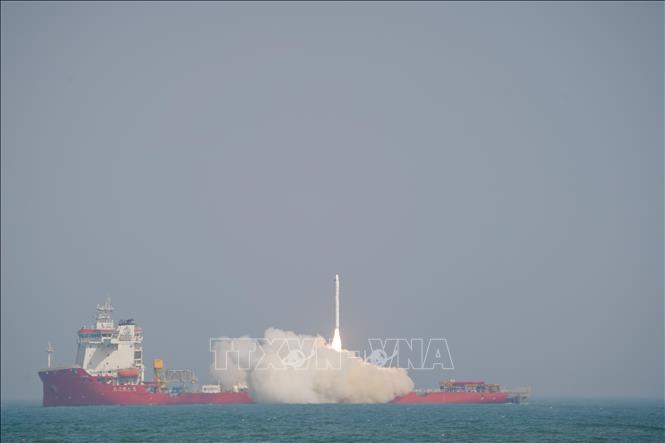 Tên lửa đẩy CERES-1 mang theo 4 vệ tinh được phóng lên từ vùng biển gần tỉnh Sơn Đông, Trung Quốc ngày 19/5/2025. Ảnh: THX/TTXVN
