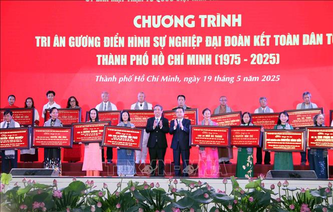 Ủy ban MTTQ Việt Nam Thành phố tặng quà, tri ân các điển hình trong sự nghiệp đại đoàn kết toàn dân tộc Thành phố Hồ Chí Minh giai đoạn 1975-2025. Ảnh: Xuân Khu-TTXVN