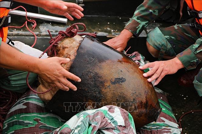 Nửa đầu quả bom có trọng lượng 2000 bảng Anh (gần 1 tấn) được lực lượng làm nhiệm vụ rà phá bom mìn, vật nổ của Bộ CHQS tỉnh Hòa Bình trục vớt trong ngày 19/5/2025. Ảnh: Trọng Đạt-TTXVN  