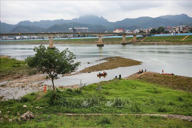 Quang cảnh lực lượng làm nhiệm vụ dò tìm, phát hiện và trục vớt vật liệu nổ dưới lòng sông Đà. Ảnh: Trọng Đạt-TTXVN