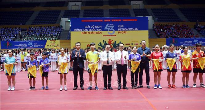 Tổng Biên tập Báo Nhân Dân Lê Quốc Minh và các đại biểu tặng cờ lưu niệm cho các đoàn vận động viên tham gia giải. Ảnh: Trần Lê Lâm - TTXVN 