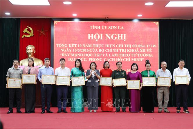 Phó Chủ tịch Thường trực UBND tỉnh Sơn La Tráng Thị Xuân tặng Bằng khen của Chủ tịch UBND tỉnh cho các cá nhân đạt giải A Giải thưởng sáng tác, quảng bá tác phẩm văn học, nghệ thuật, báo chí về chủ đề 