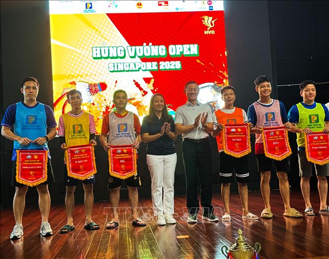 Đại sứ Trần Phước Anh trao cờ lưu niệm cho đội trưởng các đội bóng tham dự hội thi. Ảnh: Ngọc Khương - Pv TTXVN tại Singapore