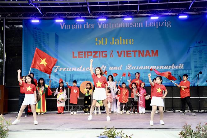 Chương trình văn nghệ của các thiếu nhi Việt Nam tại sự kiện 
