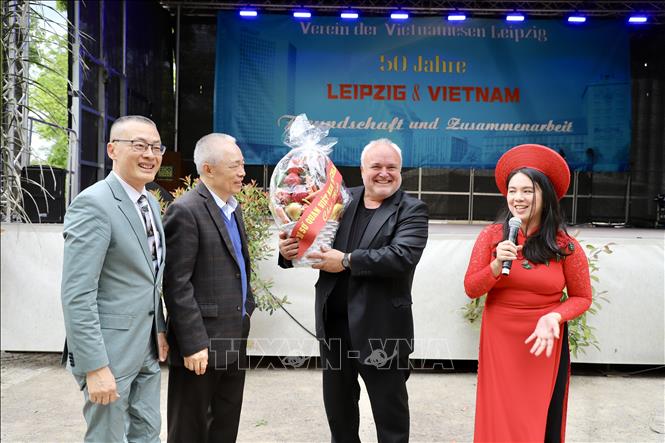 Giáo sư, Tiến sĩ Jörg Junhold, Giám đốc sở thú Leipzig cám ơn món quà của Đại sứ quán Việt Nam tặng voi Việt Nam tại Sở thú Leipzig. Ảnh: Phương Hoa - PV TTXVN tại Đức