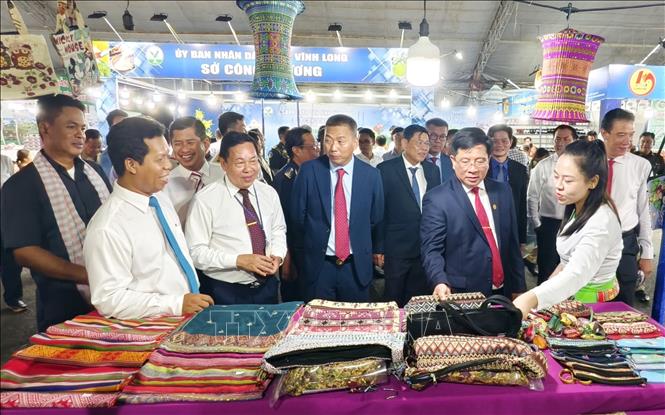 Lãnh đạo tỉnh An Giang tham quan các gian hàng. Ảnh: Thanh Sang-TTXVN