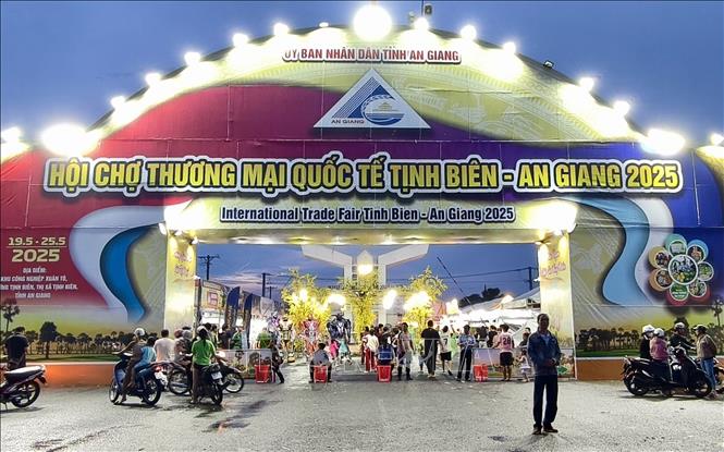 Quang cảnh Hội chợ Thương mại quốc tế Tịnh Biên - An Giang năm 2025. Ảnh: Thanh Sang-TTXVN