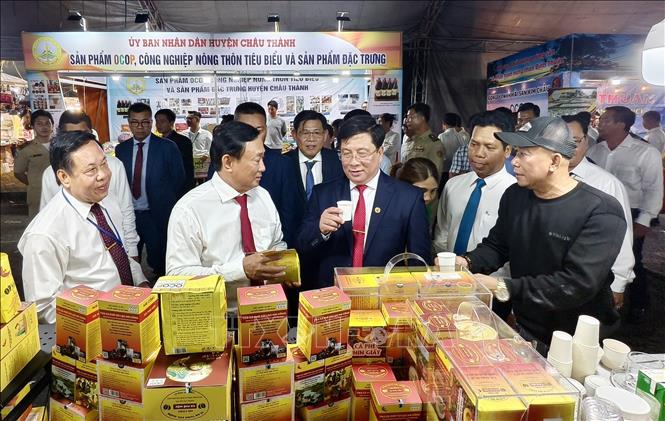 Lãnh đạo tỉnh An Giang tham quan các gian hàng. Ảnh: Thanh Sang-TTXVN