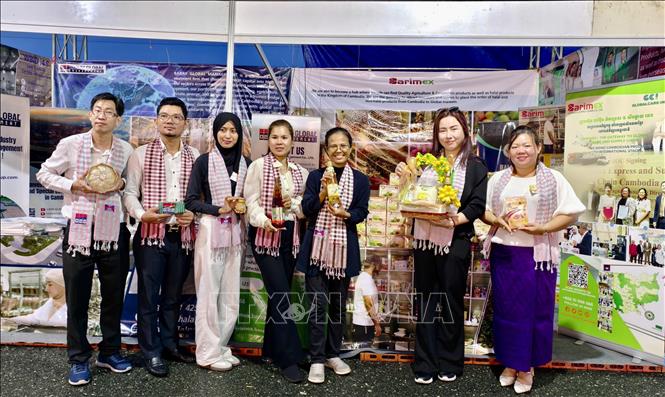 Gian hàng trưng bày sản phẩm đặc trưng của doanh nghiệp Campuchia thu hút sự quan tâm của khách tham quan. Ảnh: Thanh Sang-TTXVN
