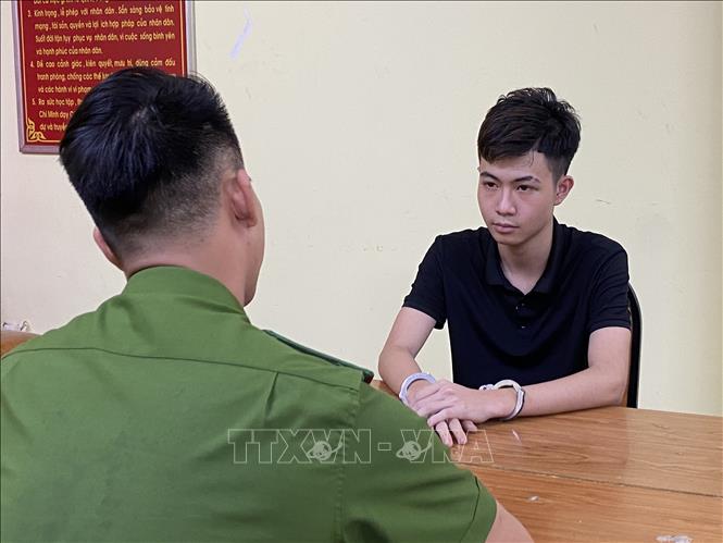 Công an lấy lời khai đối tượng Trần Gia Huy. Ảnh: TTXVN phát