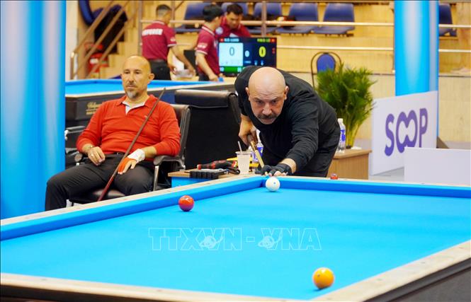 Cơ thủ Secer Zahir (Thổ Nhỹ Kỳ) thi đấu tại World Cup Billiards Carom 3 băng Thành phố Hồ Chí Minh 2025. Ảnh: Trung Tuyến - TTXVN