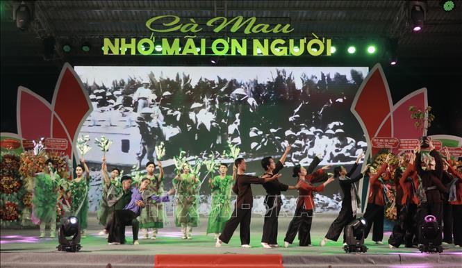 Chương trình nghệ thuật với chủ đề “Cà Mau nhớ mãi ơn Người” diễn ra tại huyện Trần Văn Thời. Ảnh: Huỳnh Anh - TTXVN