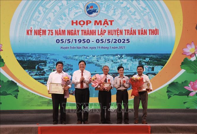 Chủ tịch UBND tỉnh Cà Mau Phạm Thành Ngại tặng Bằng khen cho các cá nhân có thành tích đóng góp xuất sắc vào sự phát triển của địa phương. Ảnh: Huỳnh Anh - TTXVN