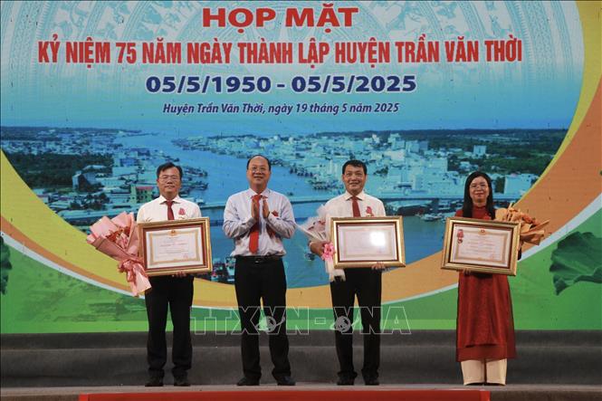 Bí thư Tỉnh uỷ Cà Mau Nguyễn Hồ Hải trao Huân chương Lao động hạng Ba cho các tập thể , ca nhân của huyện Trần Văn Thời. Ảnh: Huỳnh Anh - TTXVN