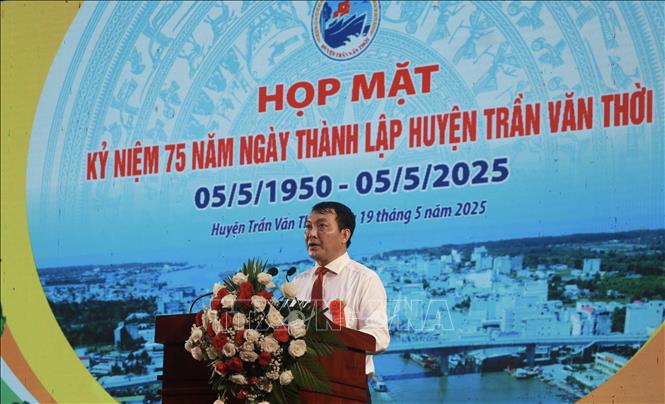Bí thư Huyện uỷ Trần Văn Thời Nguyễn Minh Nhứt phát biểu tại buổi lễ. Ảnh: Huỳnh Anh - TTXVN