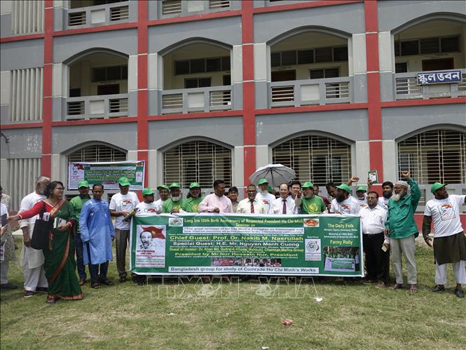 Đại sứ Việt Nam tại Bangladesh Nguyễn Mạnh Cường chụp ảnh lưu niệm với các đại biểu htham dự tọa đàm. Ảnh: TTXVN phát