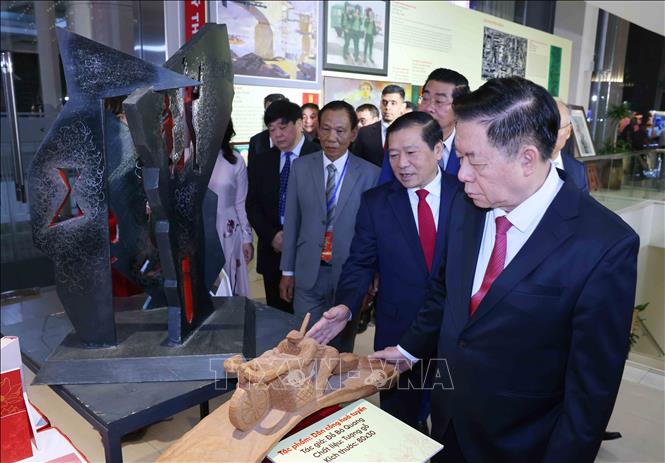 Trưởng Ban Tuyên giáo và Dân vận Trung ương Nguyễn Trọng nghĩa tham quan trưng bày các tác phẩm đạt giải. Ảnh: Phương Hoa - TTXVN