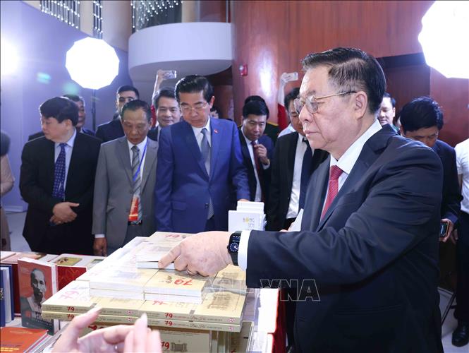 Trưởng Ban Tuyên giáo và Dân vận Trung ương Nguyễn Trọng Nghĩa tham quan trưng bày các tác phẩm đạt giải. Ảnh: Phương Hoa - TTXVN