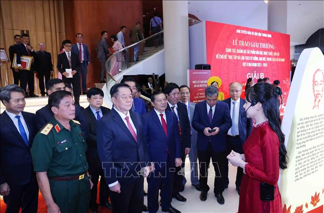 Trưởng Ban Tuyên giáo và Dân vận Trung ương Nguyễn Trọng Nghĩa tham quan trưng bày các tác phẩm đoạt giải. Ảnh: Phương Hoa - TTXVN
