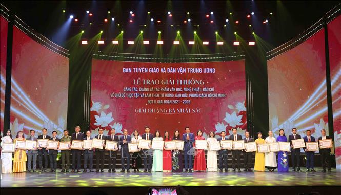 Trao Bằng khen cho các tập thể, cá nhân trong lĩnh vực quảng bá. Ảnh: Phương Hoa - TTXVN