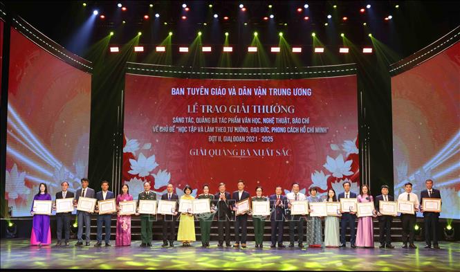 Trao Bằng khen cho các tập thể có thành tích xuất sắc trong lĩnh vực báo chí, xuất bản. Ảnh: Phương Hoa - TTXVN