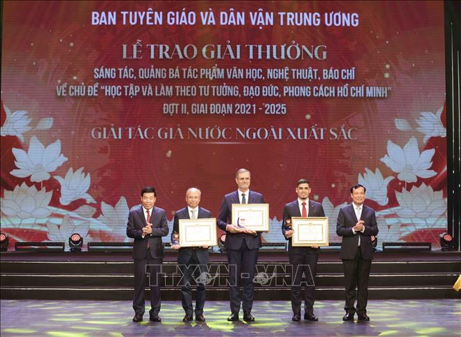 Ban Tổ chức trao giải thưởng cho các tác giả nước ngoài xuất sắc. Ảnh: Phương Hoa - TTXVN
