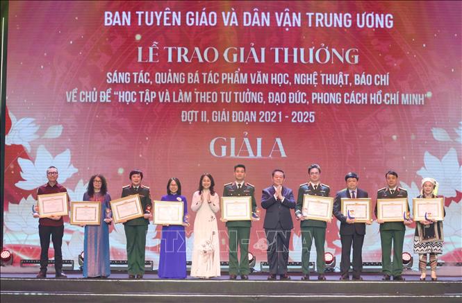 Lãnh đạo Ban Tuyên giáo và Dân vận Trung ương trao giải A cho các tác giả, nhóm tác giả. Ảnh: Phương Hoa - TTXVN