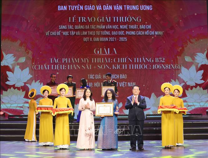 Tác giả Bích Đào - Hội Mỹ thuật Việt Nam nhận giải A. Ảnh: Phương Hoa – TTXVN