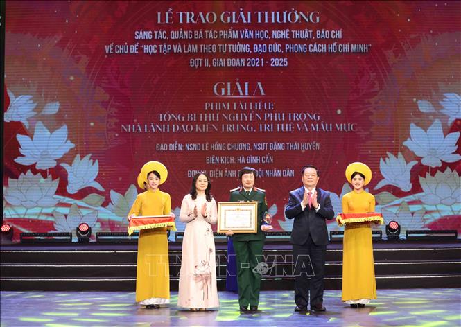Tác giả Đặng Thái Huyền nhận giải A. Ảnh: Phương Hoa – TTXVN