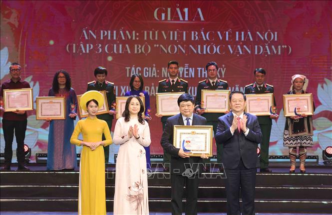 Tác giả Nguyễn Thế Kỷ nhận giải A, Ảnh: Phương Hoa – TTXVN