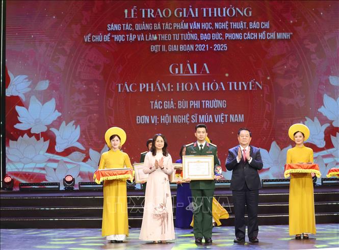 Tác giả Bùi Phi Thường nhận giải A. Ảnh: Phương Hoa – TTXVN