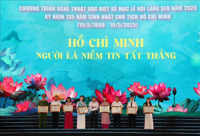 UBND tỉnh Nghệ An trao tặng Bằng khen cho 8 đơn vị thuộc Bộ Văn hoá, Thể thao và Du lịch, Bộ Công an, Thành phố Hồ Chí Minh vì có thành tích xuất sắc đóng góp vào sự thành công của Lễ hội Làng Sen năm 2025. Ảnh: Văn Tý-TTXVN