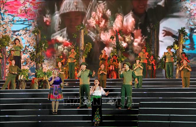 Chương trình nghệ thuật gồm ba phần chính: “Hồ Chí Minh – Con đường thế kỷ Người đi”, “Hồ Chí Minh – Người là niềm tin chiến thắng”, “Việt Nam Tổ quốc ta cờ bay” . Ảnh: Văn Tý-TTXVN
