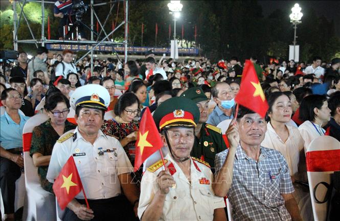 Đông đảo nhân dân địa phương đến thưởng thức Chương trình nghệ thuật. Ảnh: Văn Tý-TTXVN