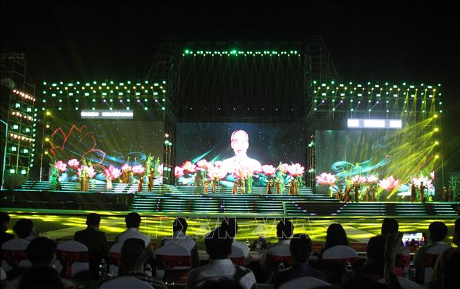 Chương trình nghệ thuật gồm ba phần chính: “Hồ Chí Minh – Con đường thế kỷ Người đi”, “Hồ Chí Minh – Người là niềm tin chiến thắng”, “Việt Nam Tổ quốc ta cờ bay” . Ảnh: Văn Tý-TTXVN
