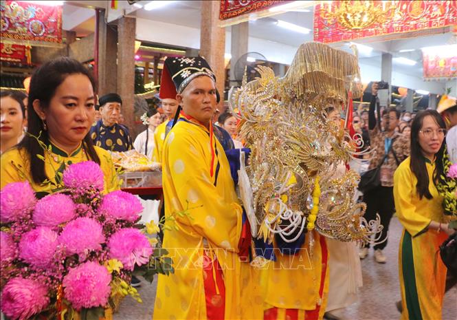 Nghi thức rước tượng Bà Chúa Xứ Núi Sam nhập Miếu. Ảnh: Công Mạo-TTXVN
