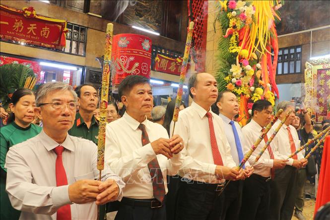 Lãnh đạo thành phố Châu Đốc, tỉnh An Giang cùng các bô lão thực hiện nghi thức dâng hương mời Bà Chúa Xứ Núi Sam an vị trong Miếu. Ảnh: Công Mạo-TTXVN