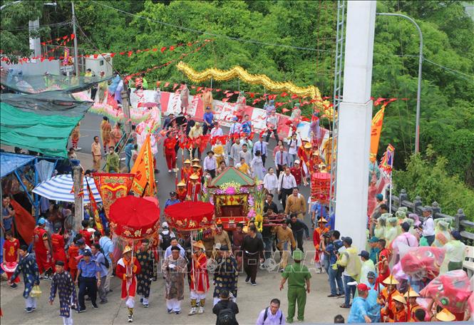 Đoàn rước tượng Bà đi bộ từ chân núi lên đến đỉnh núi nơi Bà ngự trước đây rồi làm lễ thỉnh Bà xuống núi về an vị tại Miếu Bà Chúa Xứ núi Sam ở dưới chân núi. Ảnh: Công Mạo-TTXVN