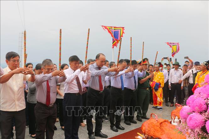 Nghi thức thỉnh Bà xuống núi về an vị tại Miếu Bà Chúa Xứ núi Sam ở dưới chân núi Sam. Ảnh: Công Mạo-TTXVN