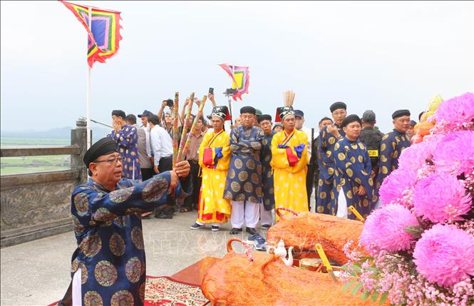 Nghi thức nguyện hương cung thỉnh Thánh mẫu Chúa Xứ núi Sam xuống núi, về an vị tại Miếu Bà Chúa Xứ núi Sam ở dưới chân núi Sam. Ảnh: Công Mạo-TTXVN