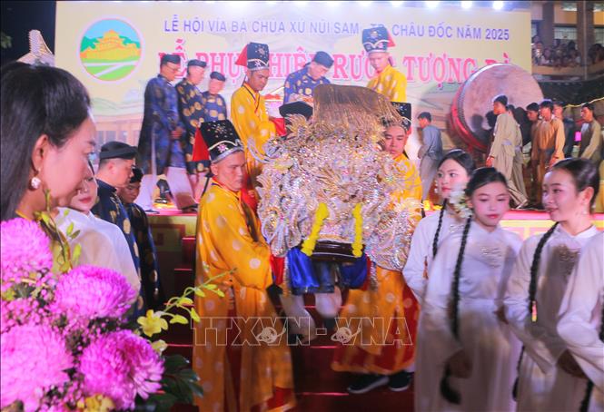 Nghi thức rước tượng Bà Chúa Xứ Núi Sam nhập Miếu. Ảnh: Công Mạo-TTXVN
