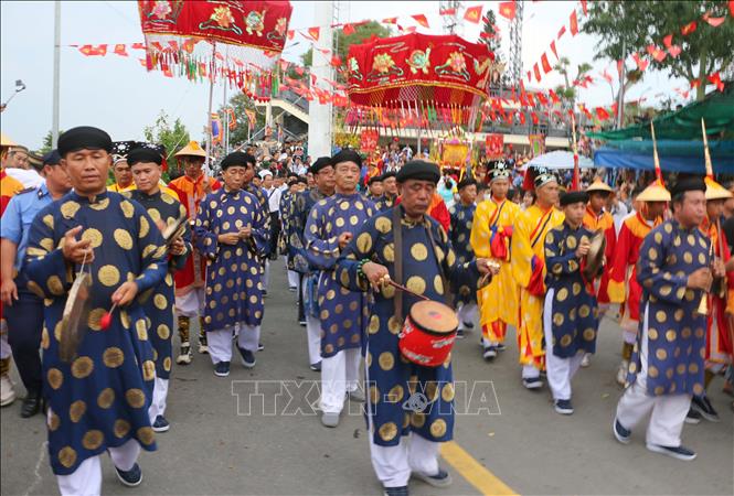 Đoàn các bô lão và đông đảo nhân dân cùng du khách rước tượng Bà xuống núi về an vị tại Miếu Bà Chúa Xứ núi Sam ở dưới chân núi. Ảnh: Công Mạo-TTXVN