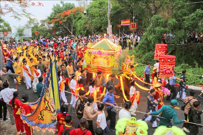 Hàng ngàn du khách và nhân dân tham cùng dự Lễ phục hiện rước tượng Bà Chúa Xứ núi Sam từ đình núi Sam xuống Miếu Bà. Ảnh: Công Mạo-TTXVN