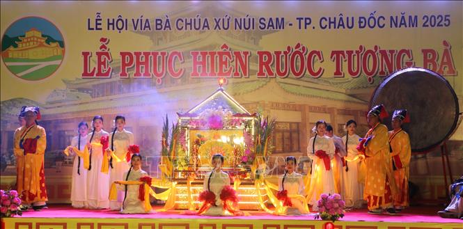 Tượng Bà được rước từ trên núi xuống an vị tại sân Miếu Bà Chúa Xứ núi Sam ở dưới chân núi  Ảnh: Công Mạo-TTXVN